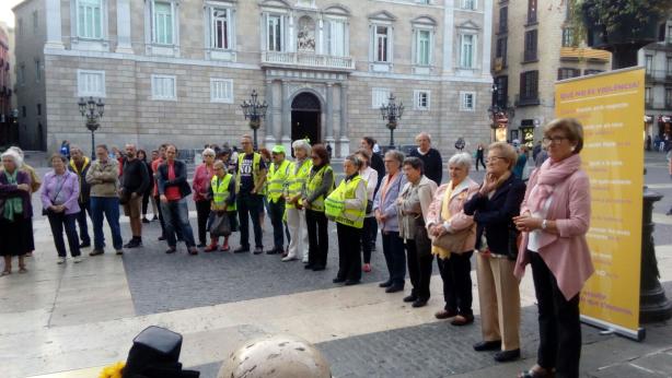 Imatge de persones durant la concentració a la plaça Sant Jaume