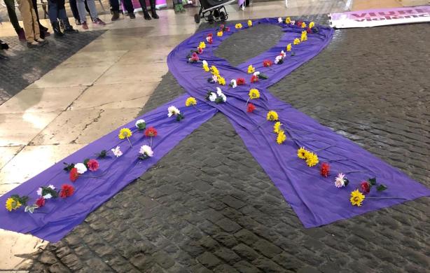 Llaç lila ple de flors en record de les dones assassinades 