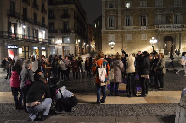 Imatge general de les persones que es van concentrar a la plaça Sant Jaume el 17 de febrer