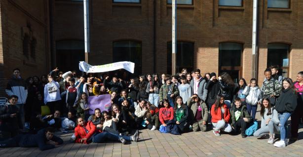 Fotografia de grup de les persones que integren la XAJI de Cornellà davant el Citilab