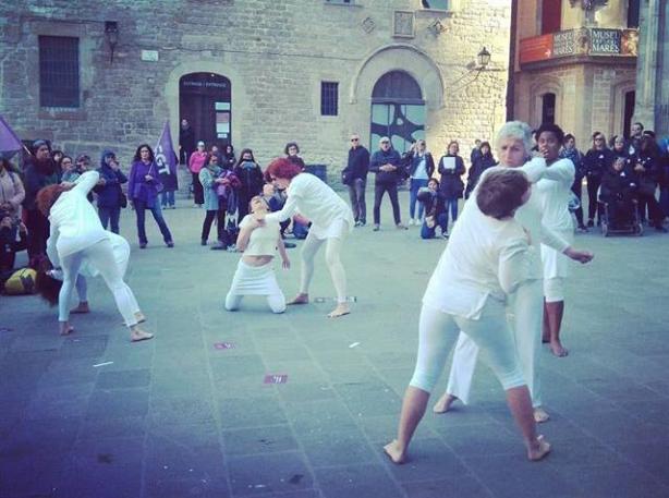 Actuació Dones de Blanc 8 de març