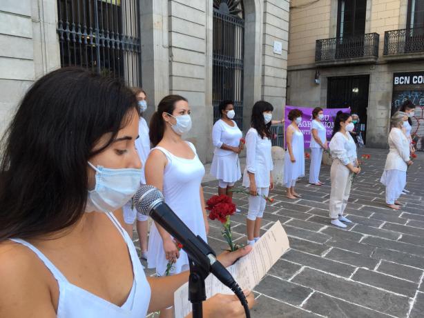 Dones de blanc preparades per començar la concentració 