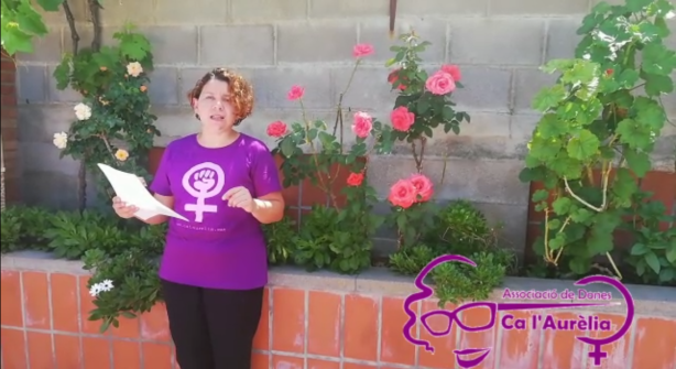 Lectura del manifest, es veu a duna dona amb una samarreta de l'associació Ca l'Aurèlia en un espai exterior