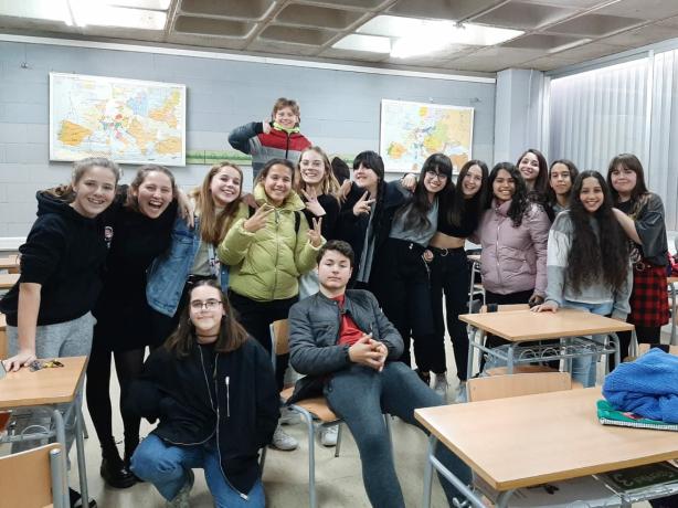 Fotografia de grup amb nois i noies joves de la XAJI dins de l'aula