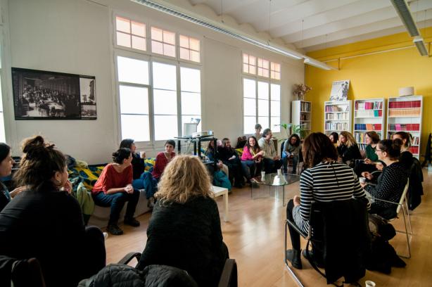 Imatge d'un grup de persones rebent una formació 