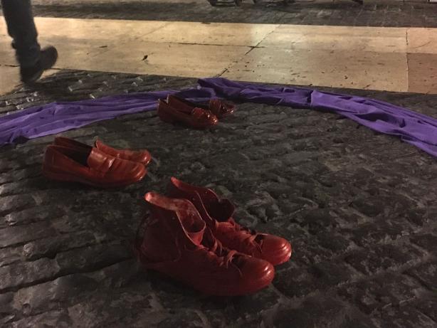 Imatge de tres parells de sabates vermelles