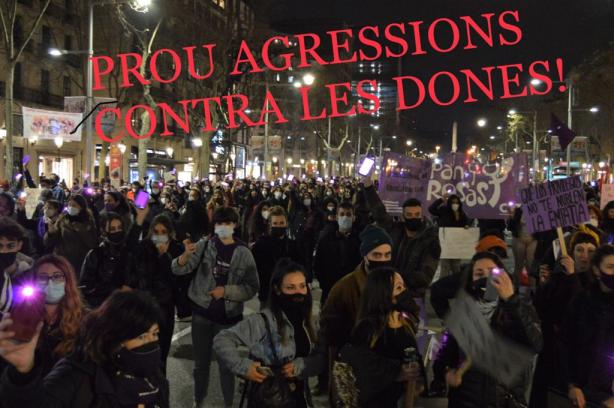 Imatge d'una manifestació i un escrit que diu "Prou agressions contra les dones!"