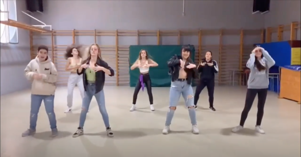 Grup de joves fent un ball