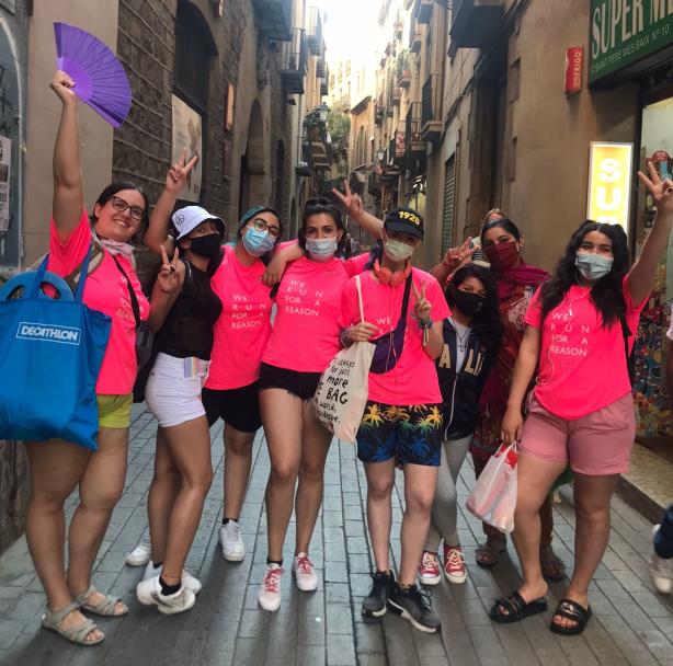 Grup de noies en un carrer del Casc Antic de Barcelona