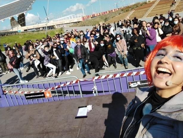 Imatge durant el Fòrum Jove, actriu a l'escenari i joves al fons