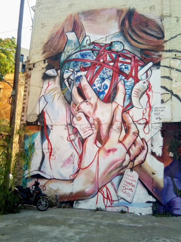 Un espai de trobada feminista per denunciar els feminicidis i rendir homenatge a les dones víctimes