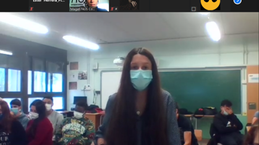 Imatge d'una de les participants al Fòrum Jove des l'aula d'un institut