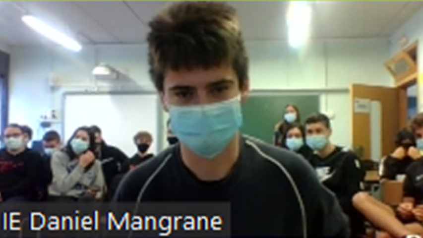 Imatge d'una de les participants al Fòrum Jove des l'aula d'un institut