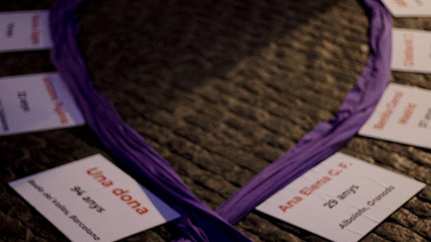 Llaç lila i cartells amb el nom de les dones assasinades