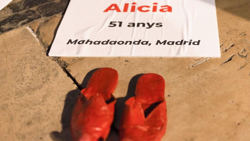 Sabates vermelles i cartell amb el nom d'una de les víctimes de feminicidi