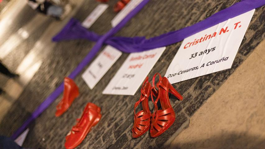 Llaç lila, cartells amb el nom de les dones assasinades i sabates vermelles per recordar els feminicidis