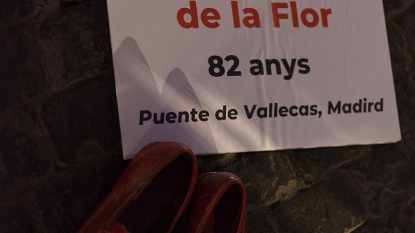 Llaç lila, cartells amb el nom de les dones assasinades i sabates vermelles per recordar els feminicidis