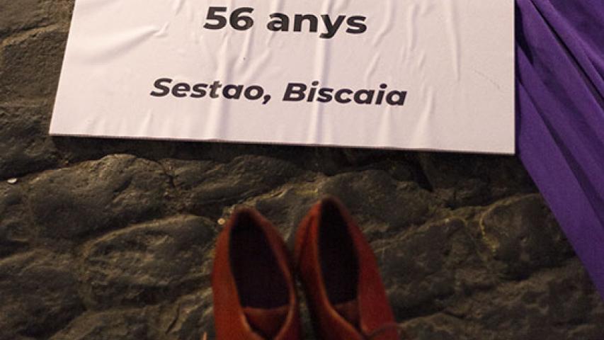 Llaç lila, cartells amb el nom de les dones assasinades i sabates vermelles per recordar els feminicidis