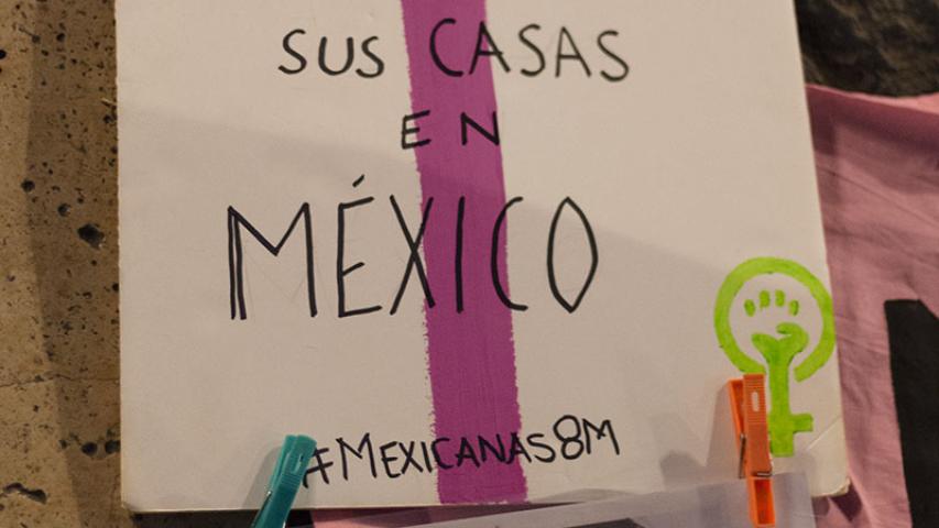 Pancarta on s'indica que a Mèxic hi ha 10 feminicidis diaris