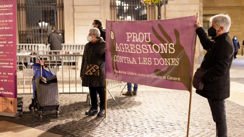 Dues dones sostenint una pancarta que diu "Prou violència contra les dones"