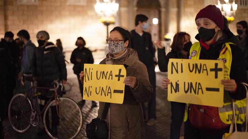 Imatge de persones a la plaça sostenint pancartes que diuen "NI una més, Ni una menys"