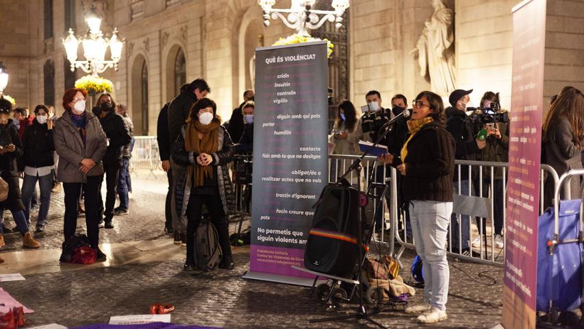 Plànol general amb persones concentrades amb diferents cartells i pancartes