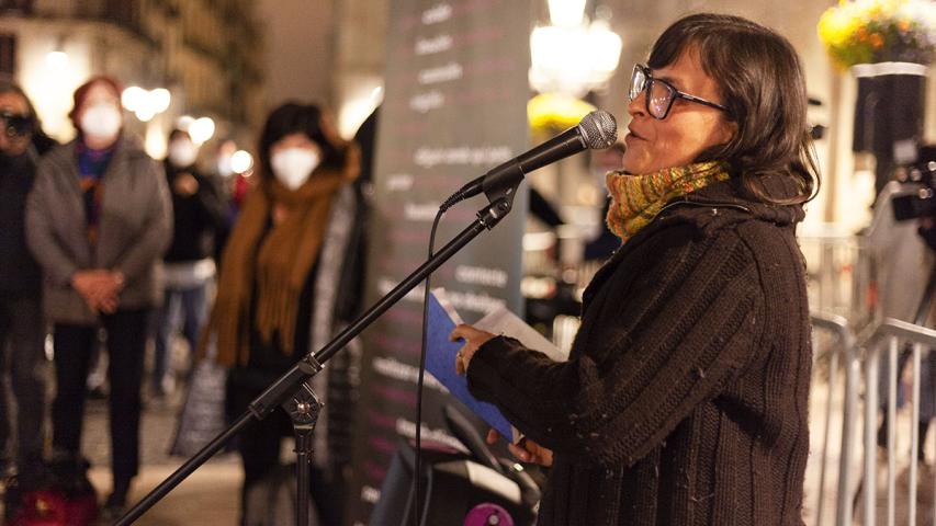 Detall d'una dona fent un parlament davant un micròfon