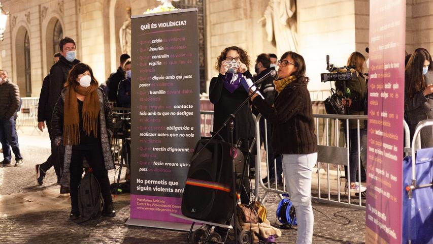 Plànol general amb persones concentrades amb diferents cartells i pancartes