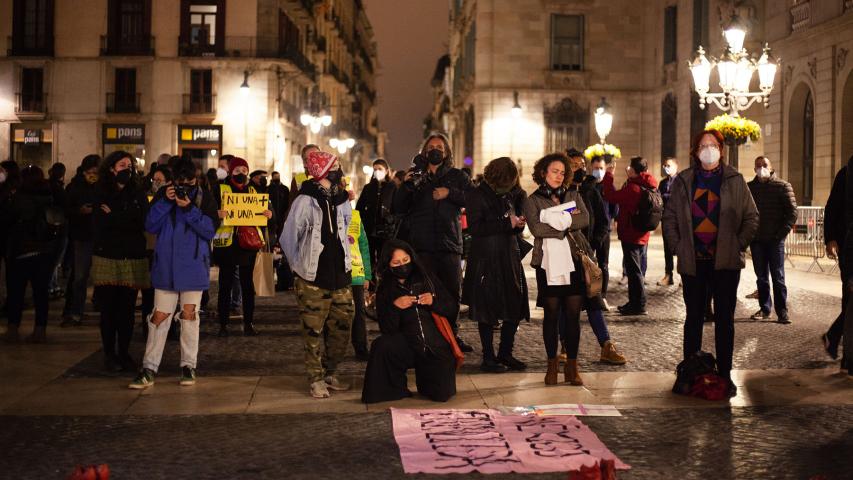 Plànol general amb persones concentrades amb diferents cartells i pancartes