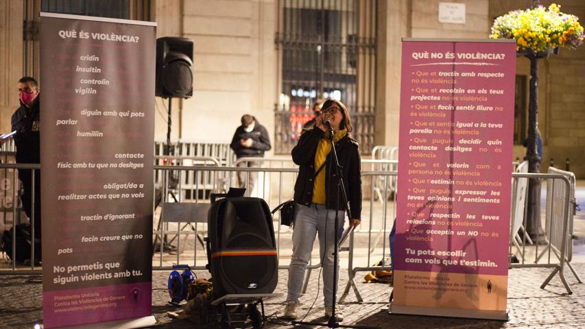artells on s'indica què és violència i què no és violència de fons, una dona fent un parlament