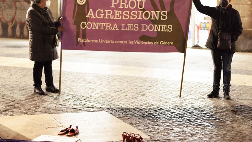 Dues dones sostenint una pancarta que diu "Prou violència contra les dones"