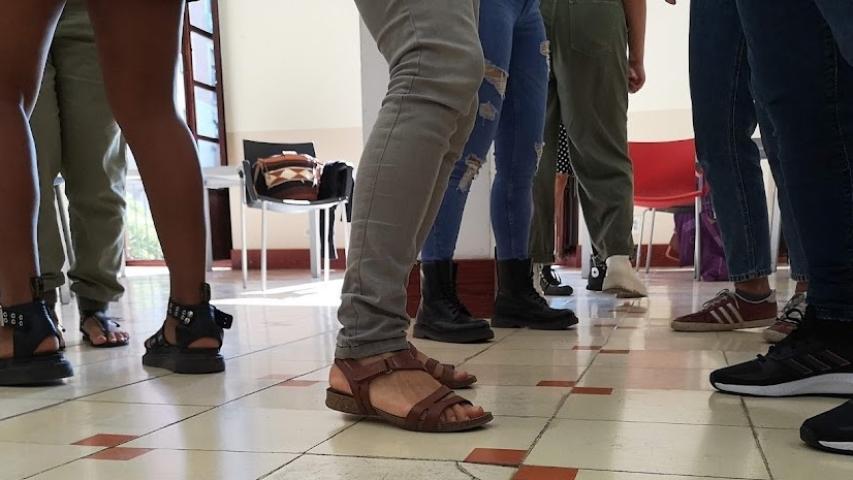 ens presentem, peus de persones fent una dinàmica