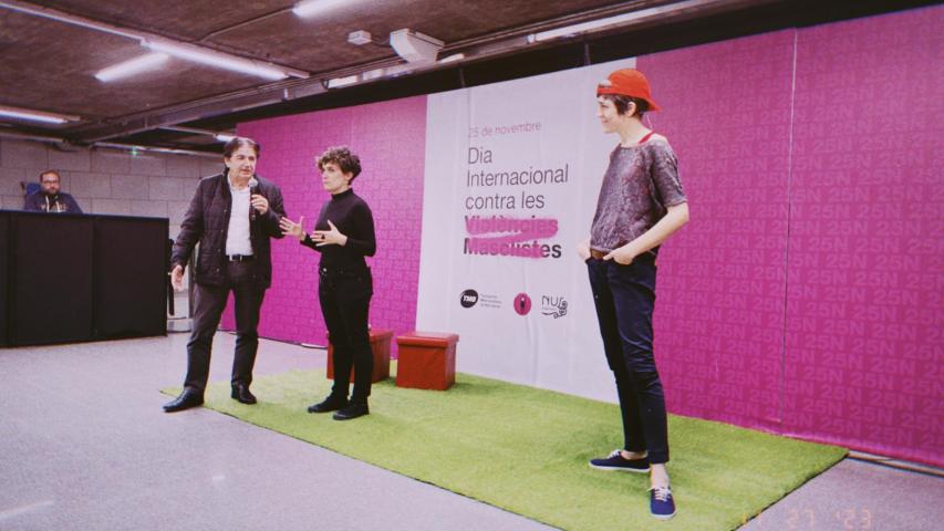 Monòlegs a la plaça contra les violències