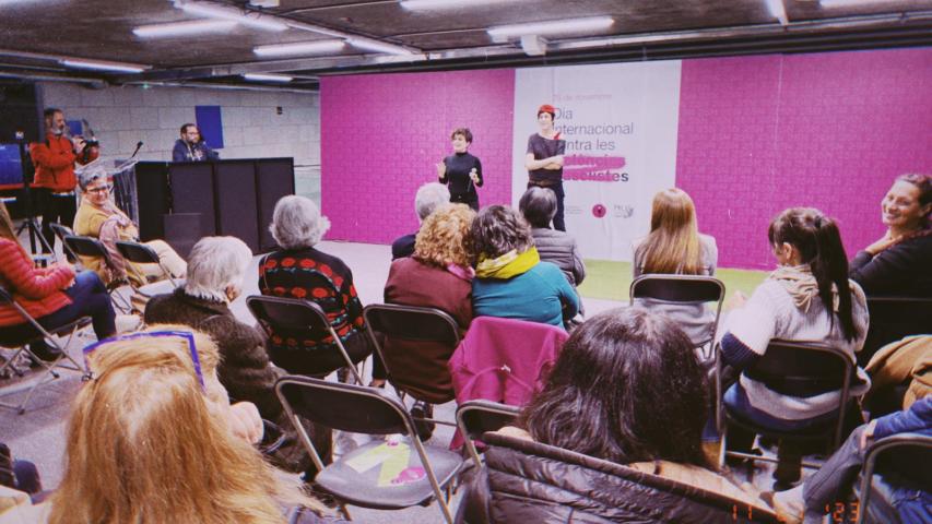 Monòlegs a la plaça contra les violències