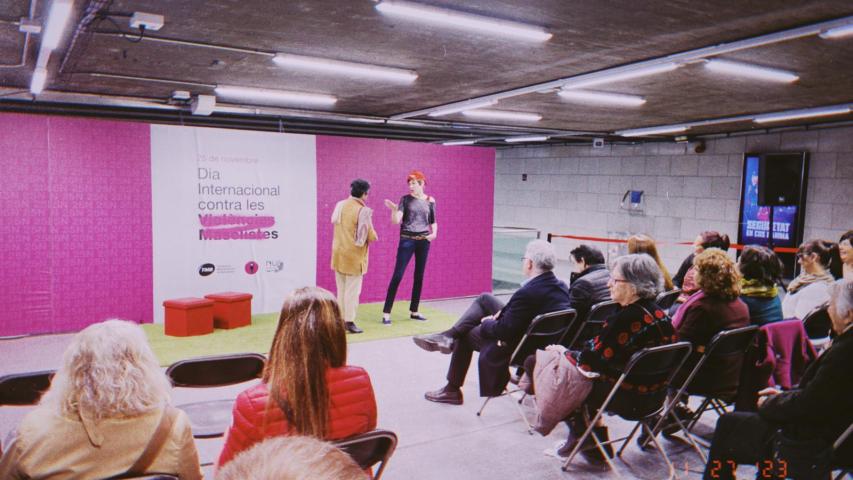 Monòlegs a la plaça contra les violències