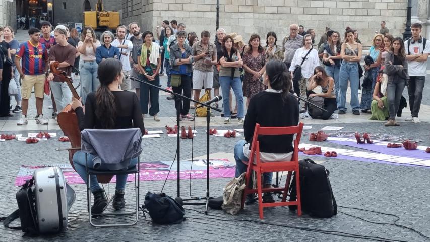 alosa des de darrere actuant